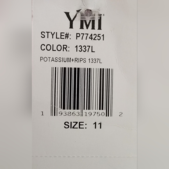 YMI's Junior Women's Mid-Rise 3-Button Wannabettabutt Skinny Jeans - Picture 4 of 7